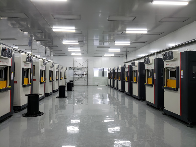 手机后盖、汽车装饰面板高压成型机